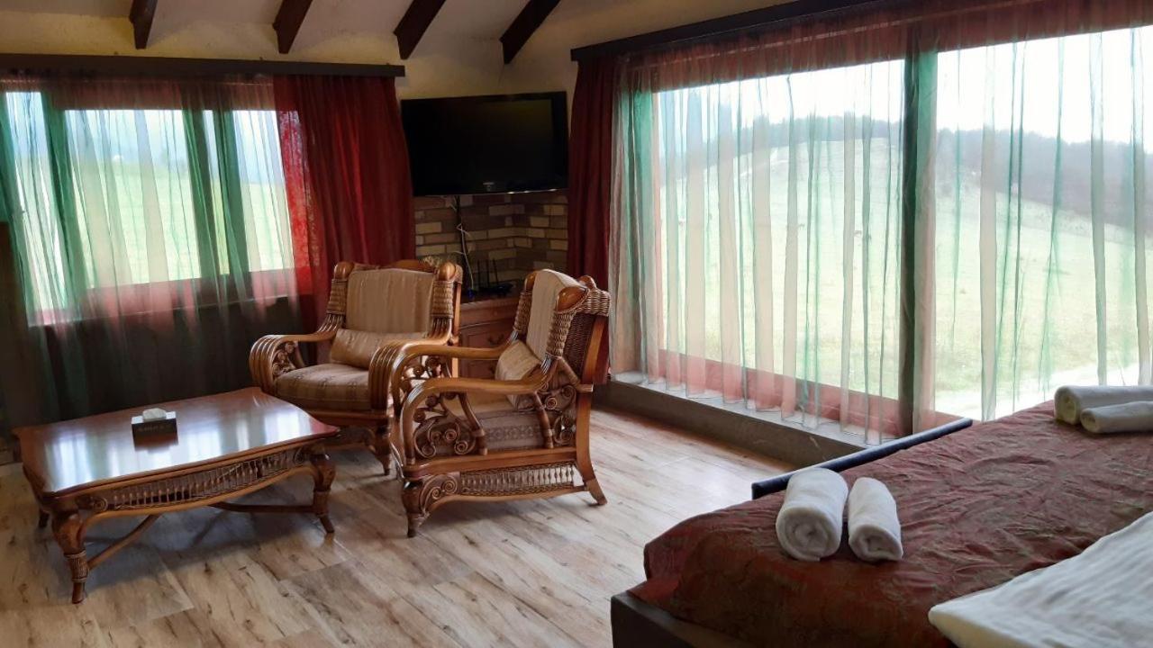 Alpine Castle Hotel Dilijan Esterno foto