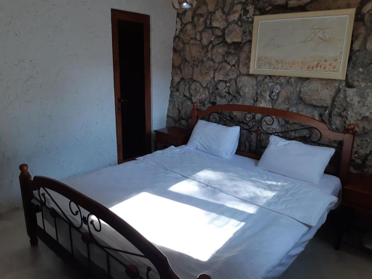 Alpine Castle Hotel Dilijan Esterno foto