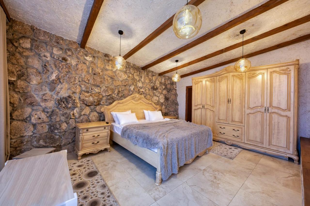 Alpine Castle Hotel Dilijan Esterno foto