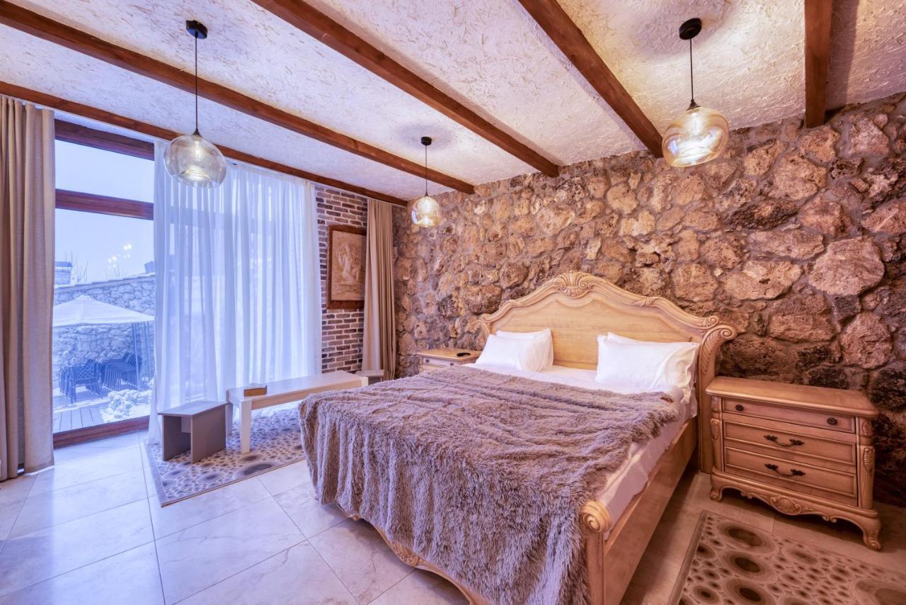 Alpine Castle Hotel Dilijan Esterno foto