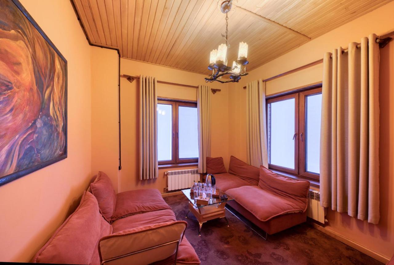 Alpine Castle Hotel Dilijan Esterno foto
