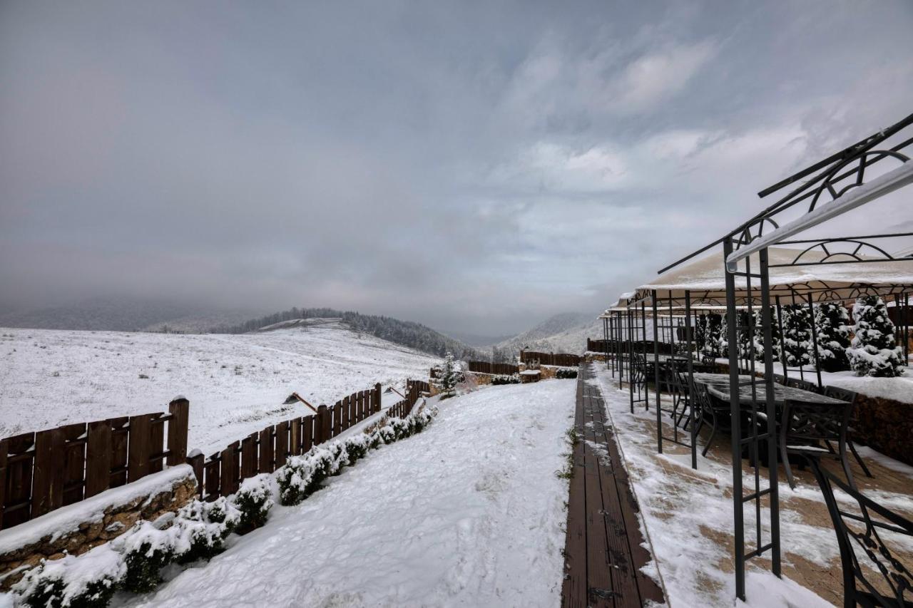 Alpine Castle Hotel Dilijan Esterno foto