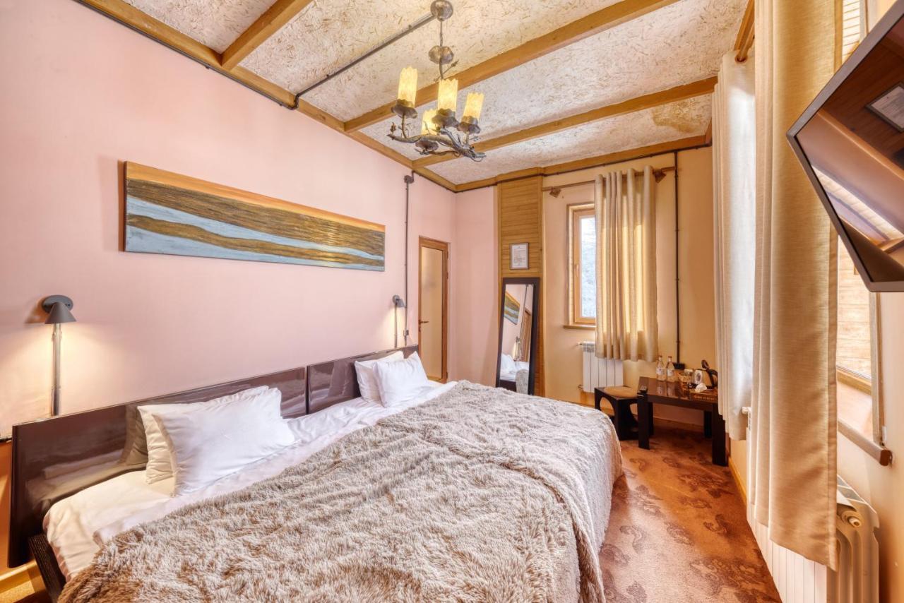 Alpine Castle Hotel Dilijan Esterno foto