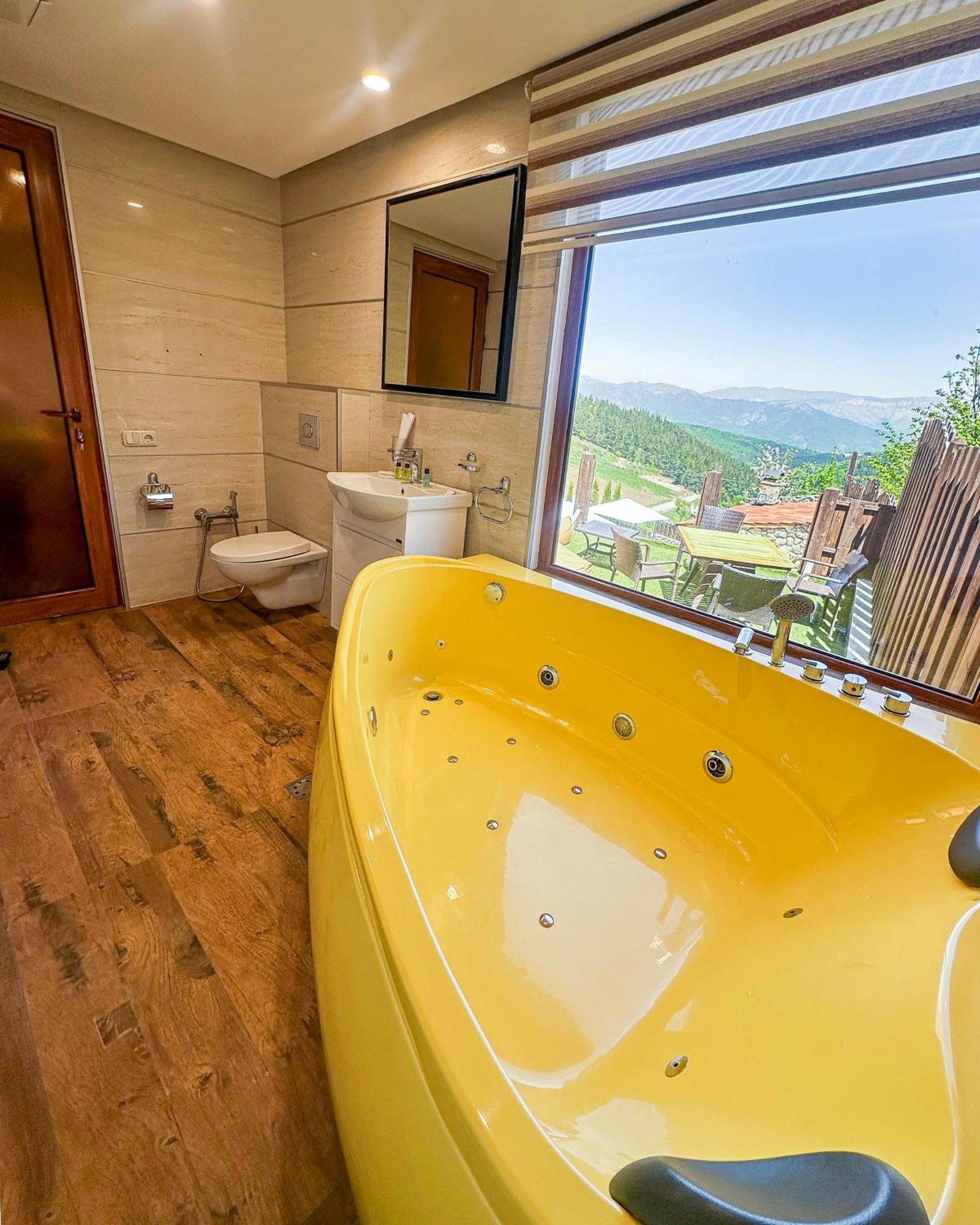 Alpine Castle Hotel Dilijan Esterno foto
