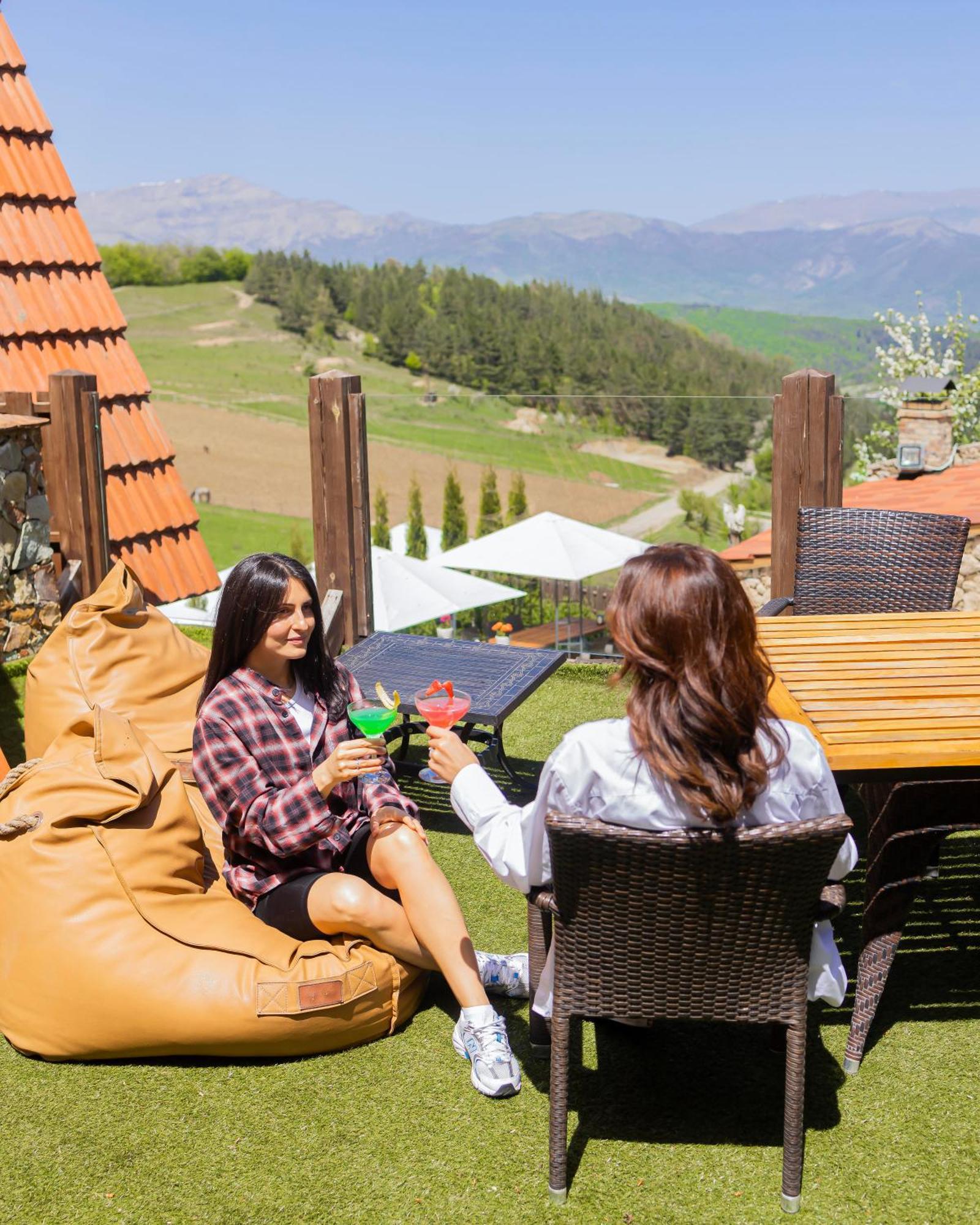 Alpine Castle Hotel Dilijan Esterno foto